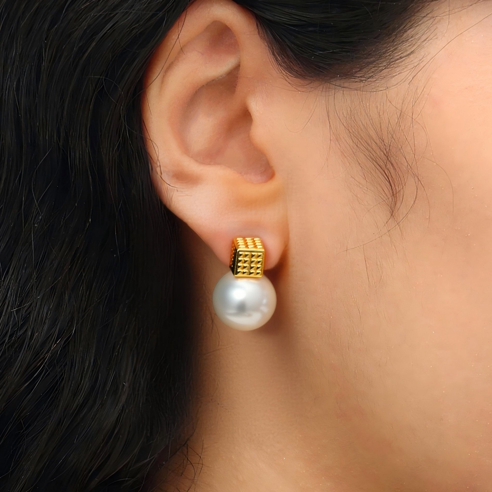 RSNY Diamond Pattern Pearl Stud Earrings - R2064B