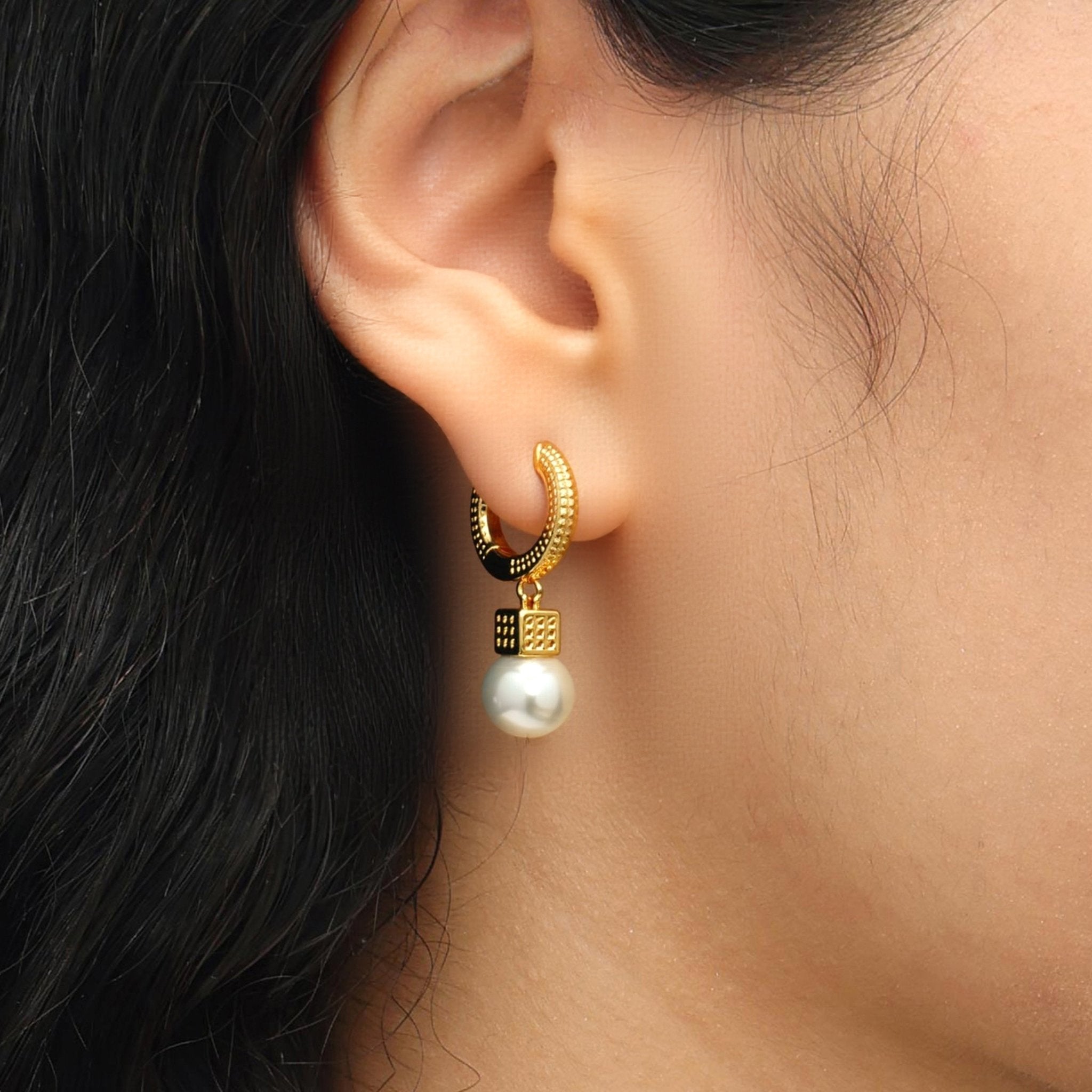 RSNY Diamond Pattern Pearl Stud Earrings - R2065B